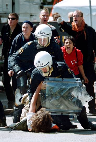 Attack av polis vid demonstration i Göteborg 2001.