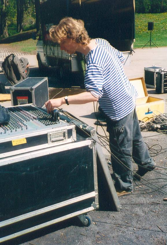 [Bergmark kollar inställningarna vid en elektroakustisk konsert i Rålambshovsparken, Stockholm 2002.]